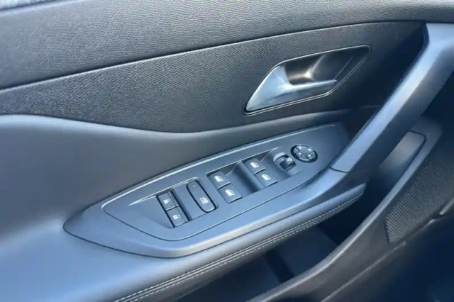 Peugeot 308 phev 180 e-eat8 — photo 21