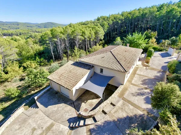 VILLA DE PLAIN-PIED - 4 CHAMBRES - TERRAIN DE 4 407 M² - DPE A