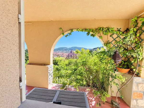 Secteur Paradis vue mer pour cette maison avec garage