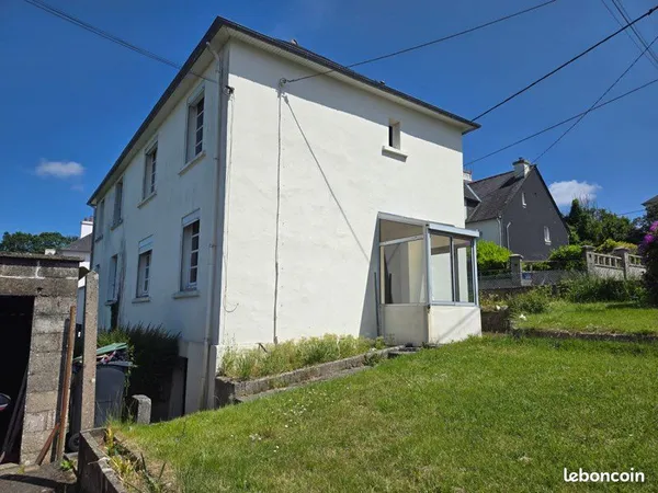 MAISON À RÉNOVER 78 m² + GARAGE + JARDIN — CARHAIX — Belle opportunité bricoleur/investisseur