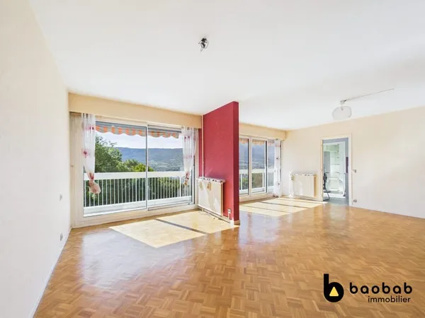 Type 4/5 avec balcon, vue dégagée et garage.