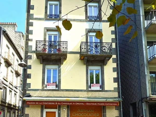 Immeuble de rapport 1 commerce e 4 appartements