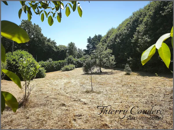Grand terrain constructible de 4 642 m²