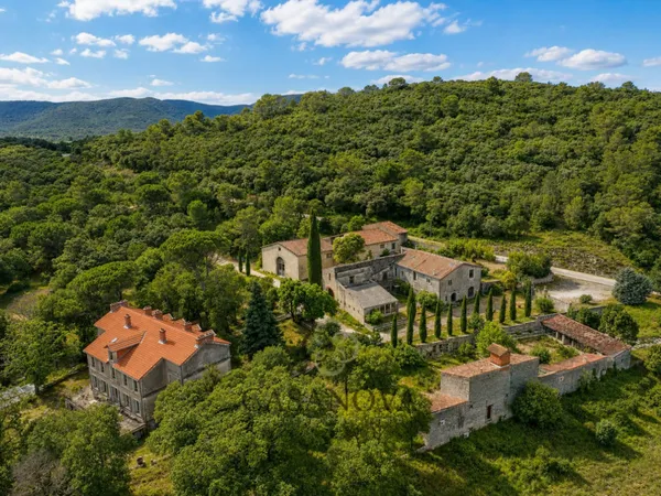 Maison 40 pièces 3000 m²