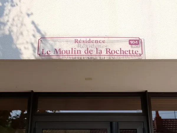 Bel appartement d' un grand standing bien situé dans un quartier calme possédant quatre belles chamb