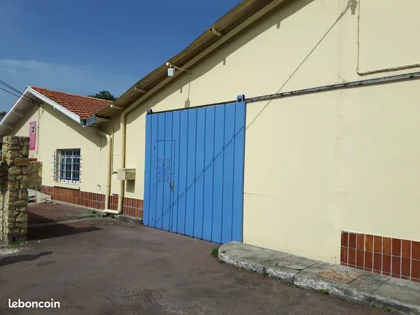 Local stockage/commercial de 457 m²