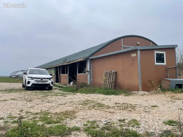 Loue terrain 4000m2 avec bâtiment eau et électricité