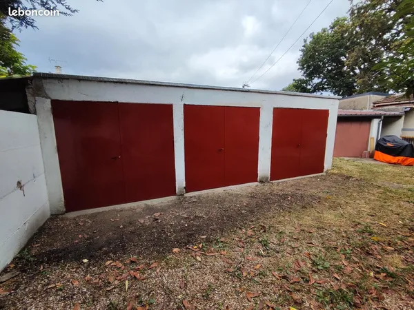 Sainte Gennevières des Bois : espace de stockage de 47 m² divisé en 3 cellules :18, 15 et 14 m² :