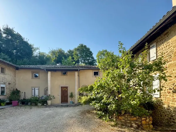 Vends propriété composée de deux habitations des XVI/XVIIe siècles.