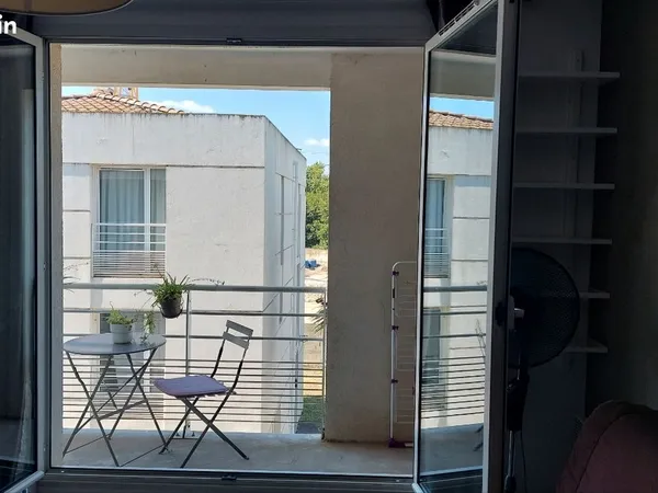 Studio proche remparts avec balcon et place de parking