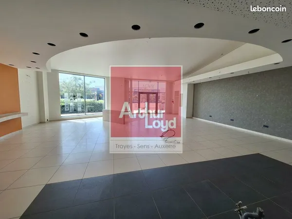 Local commercial 199 m² SENS
