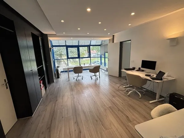 À LOUER Bureaux / Locaux divisibles de 13 m2 à 323 m2