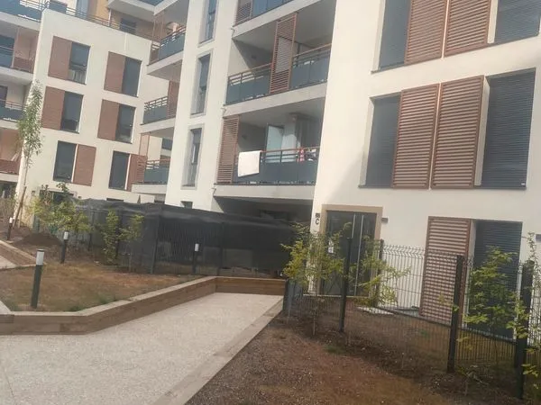 T2 MEUBLÉ 38,5 m² - JARDIN PRIVATIF 42 m² + PARKING SOUS-SOL MAUREPAS (78310) - RDC, RÉSIDENCE AU CA