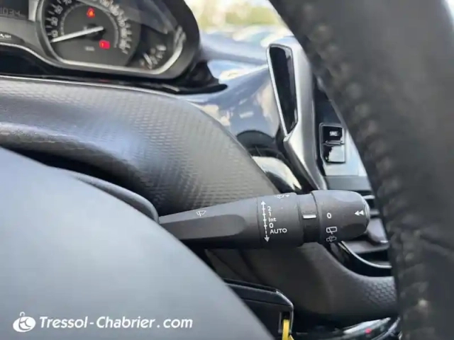 Peugeot 2008 puretech 82ch s&amp;s bvm5 signature — photo 7