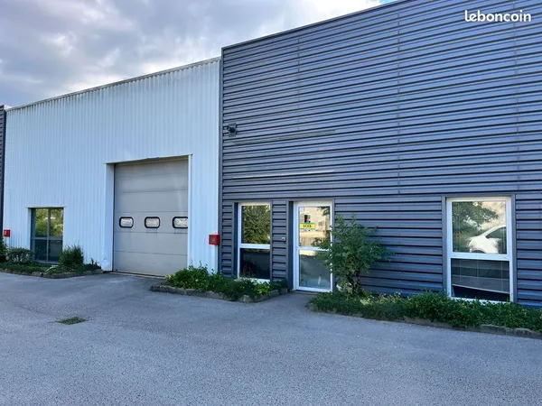 Local d'activité de 300 m² avec atelier et espaces bureaux - Veyziat