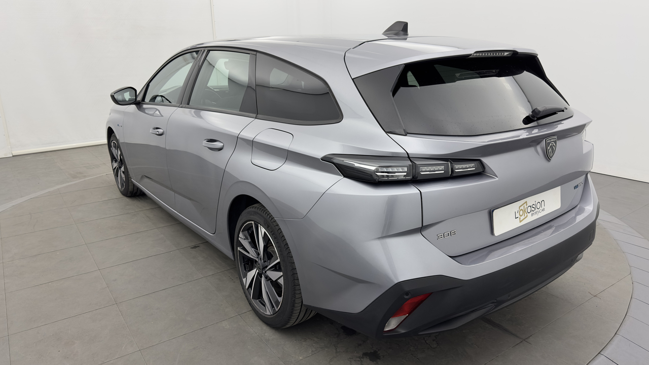 Peugeot 308 SW PHEV 180 e-EAT8 — photo 3