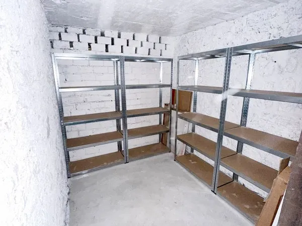 Cave 5 m² aménagée avec étagères - Paris 7e - Gros Caillou