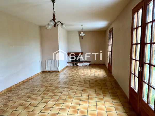 Plain-pied de trois chambres avec jardin et garages