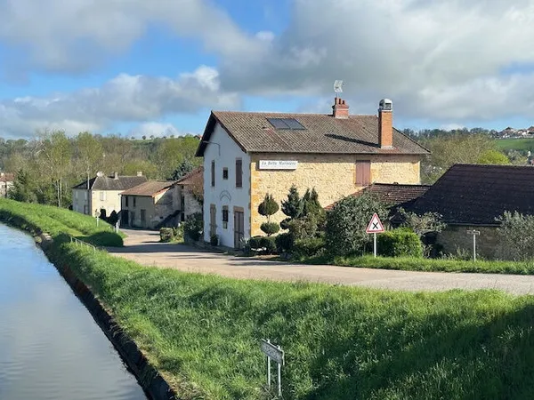 Ancien restaurant à rénover en bordure de Canal, ideal gite