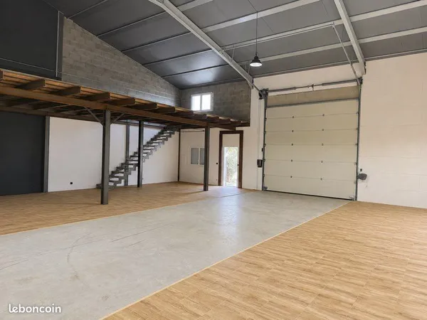 À louer, local professionnel neuf d'environ 300 m², + 40 m² sur terrain privatif de 1 200 m²