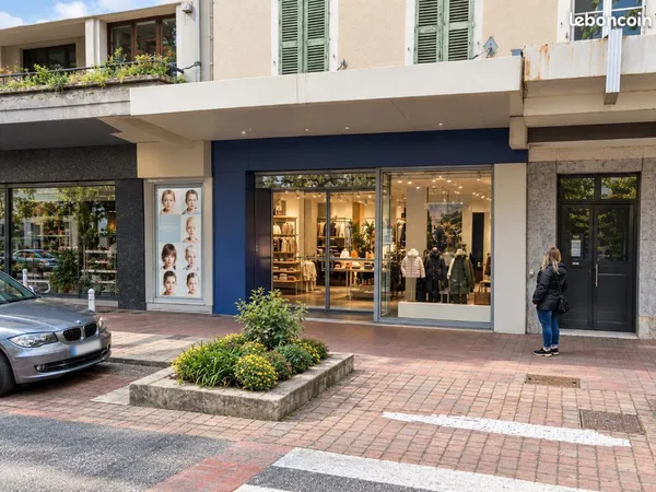 Local commercial 323 m²