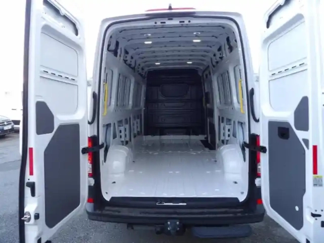 Volkswagen Crafter fg 35 l4h3 2.0 tdi 140ch business traction bva8 — photo 5