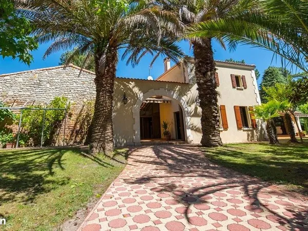 Grande villa 5 chambre piscine fermée double garage 2 cuisines parc paysager station balnéaire