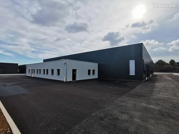 Local 190 m² CASTINE EN PLAINE