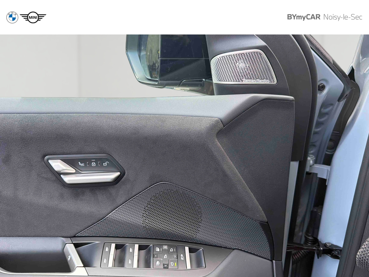 BMW iX3 50 xDrive — photo 17