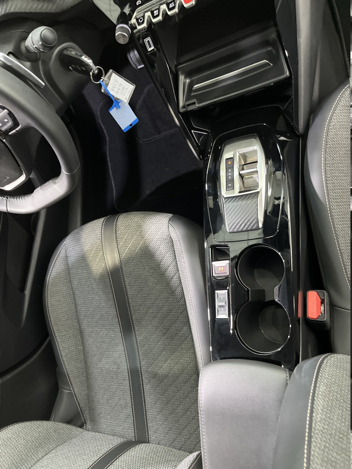 Peugeot 208 — photo 60