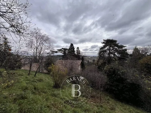 BRIGNAIS - Propriété remarquable avec maison ancienne à rénover - 5 chambres - Terrain de 12000 m² d