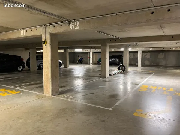 Grand parking souterrain sécurisé proximité immédiate gare SQY
