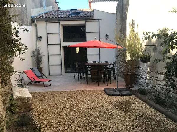 Magnifique maison de village de charme meublée avec cour extérieure à Cereste en Luberon
