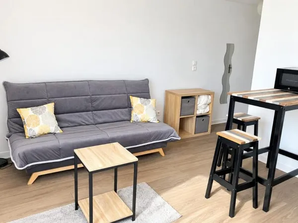 Studio entièrement MEUBLE avec garage à CALUIRE