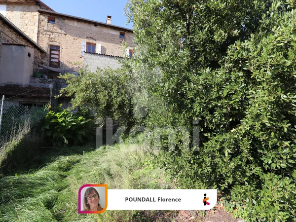 Coeur St Félicien maison avec jardinet terrasse caves et gar