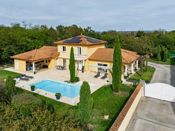 Villa d'architecte avec piscine et jardin paysager de 1 762