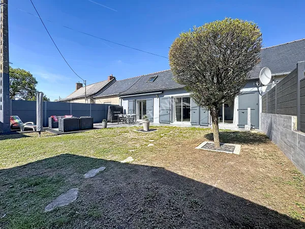 Maison à vendre à Pannecé, 2 chambres, bureau, jardin avec cabanon et carport