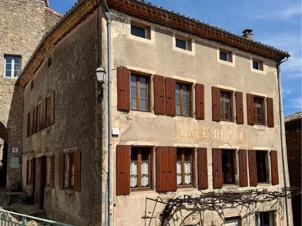 Maison en pierre de caractère - 156 m² - 6 chambres - jardin avec vue panoramique - Chalencon