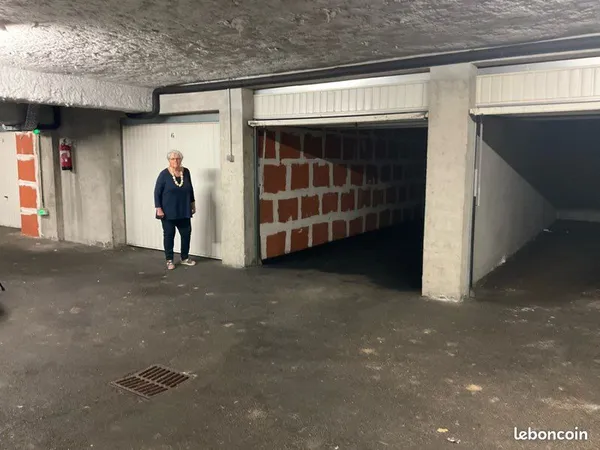 Grand garage