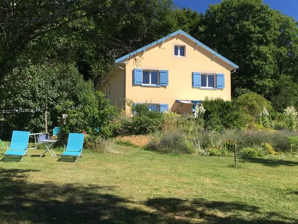 Maison spacieuse, bien située et habitable tout de suite.