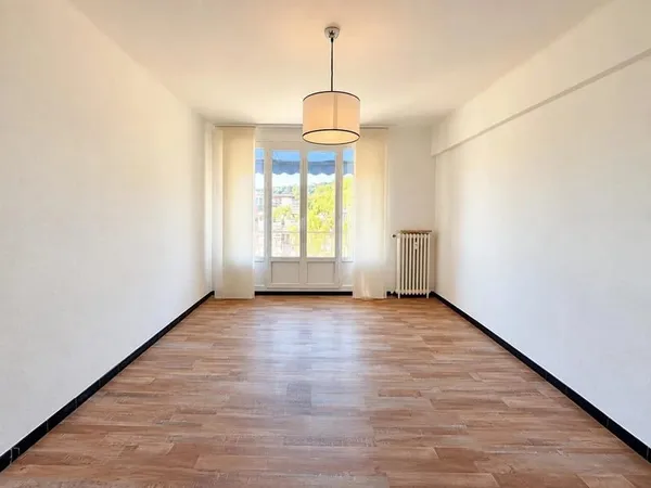NICE NORD 2 PIECES AVEC BALCON EN AVANT-DERNIER ETAGE
