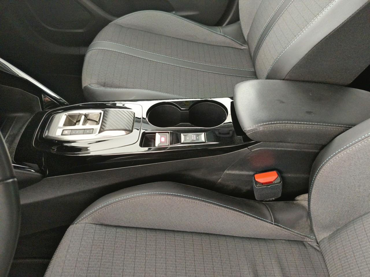 Peugeot 2008 puretech 130 s&s eat8 allure pack — photo 32