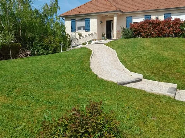 Maison individuelle en Saône et Loire proximité de commerce, du bus