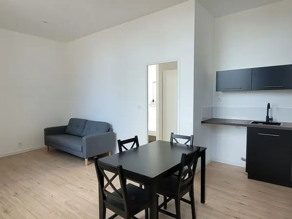 Bel appartement T2 lumineux, cuisine équipée, chambre, dressing, salle d'eau