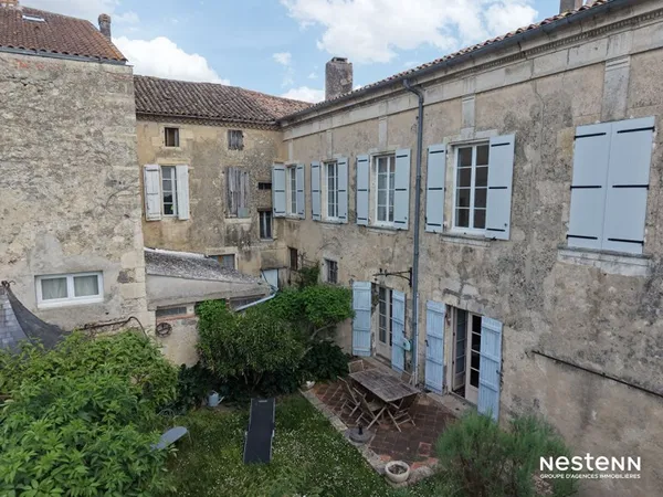 A Vendre Maison de ville en pierre de 339 m² avec sous-sol, garage et jardin au centre de Mézin