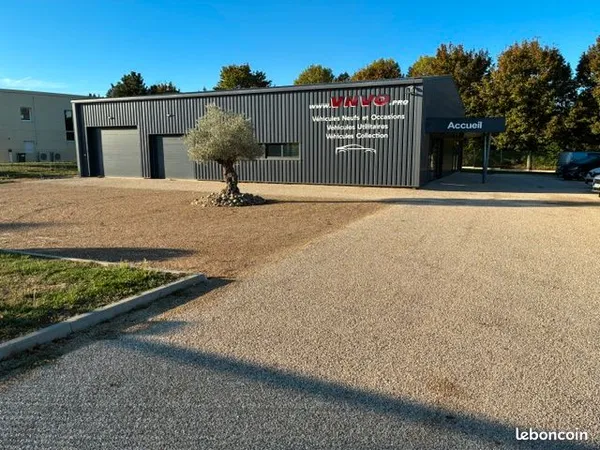 Local d'activite commercial neuf tout equipe bien place