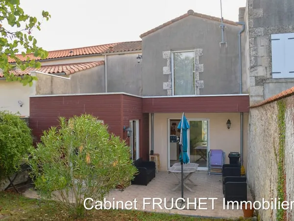 CHANTONNAY - Agréable Maison de ville avec jardin