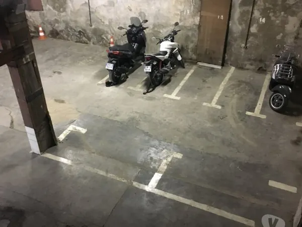 Place de moto dans un garage sécurisé