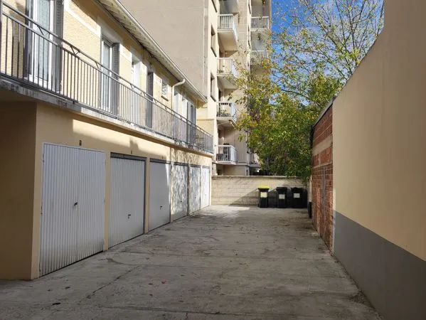 Sous-location 1 MOIS ET DEMI garage/box de rangement