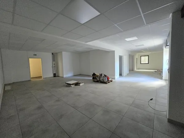 TAMPON - LOCAL / BUREAU DE 121M²